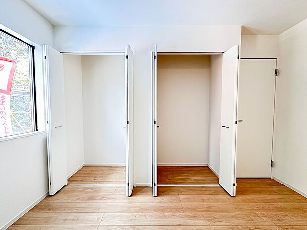 【WIC(ウォークインクローゼット)】 たくさんの洋服をかけてもシワになりにくいウォークインクローゼット。洋服以外にも、普段使わない家電やスーツケース、ストック品など何でも片付く嬉しい空間…