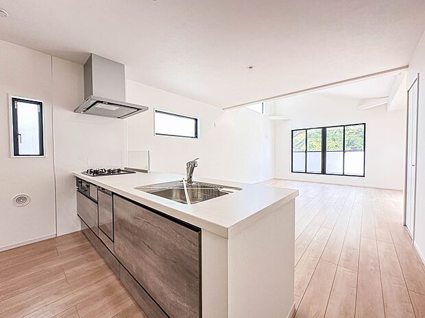 【ダイニングキッチン】会話でホッとコミュニケーションできるリビング。料理でホッとハピネスになるキッチンなど。人をホッとさせる最新設備・仕様を採用しています。