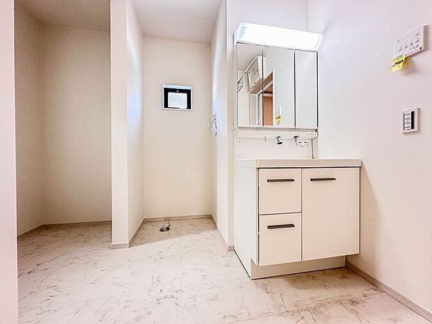 【脱衣所】洗面所は小さなプライベートスペース。歯磨き、洗顔と毎日施す個人空間。