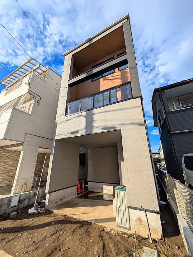 玄関へのアプローチ。居住者の帰り、訪れる方を優しく迎える・安らぎに満ちた生活空間を予感させる。健やかな暮らしを楽しめそう。