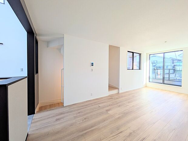 「リビング」通風・採光に優れ、心地よい光と風が溢れています。贅沢で豊かな居住性とプライドを満たすクオリティが見事に調和した住空間。新築ならではの快適なひとときをご体感頂ける筈です。