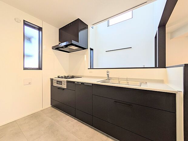 【キッチン】重視したのが奥さま目線でした。その発想で調理に便利な三口コンロや野菜や食器を洗うワイドな洗い場をシステムキッチンに採用。奥さまが喜ぶキッチンを目指しました。