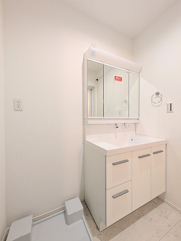 【洗面台】 十分な大きさの洗面台は、身だしなみチェックや歯磨きなど、朝の慌ただしい時間でもホテルライクなスペースで余裕とゆとりを感じて頂けます。