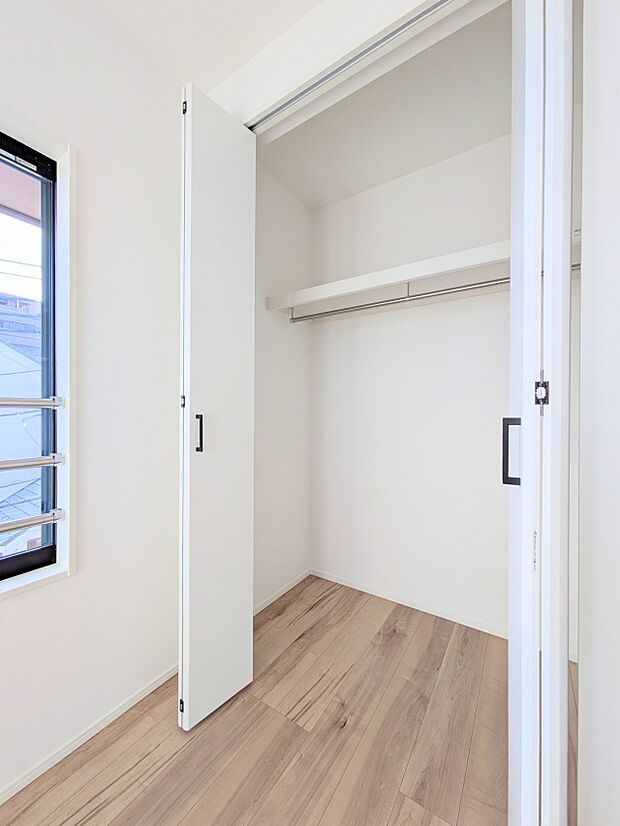 【CL(クローゼット）】  壁面クローゼットのメリットは、衣類が横一列に並ぶためひと目で洋服が選びやすいこと。衣類をたくさんお持ちの方も、限られたスペース内に無理なく収納することができます。…