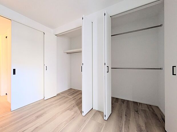 【CL(クローゼット）】  壁面クローゼットのメリットは、衣類が横一列に並ぶためひと目で洋服が選びやすいこと。衣類をたくさんお持ちの方も、限られたスペース内に無理なく収納することができます。…