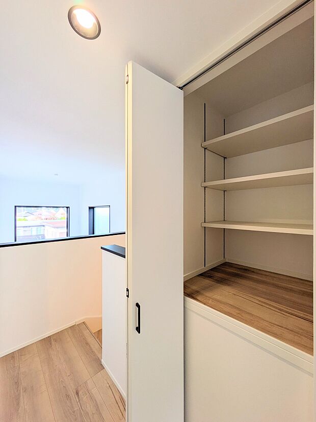 【CL(クローゼット）】壁面クローゼットのメリットは、衣類が横一列に並ぶためひと目で洋服が選びやすいこと。衣類をたくさんお持ちの方も、限られたスペース内に無理なく収納することができます。