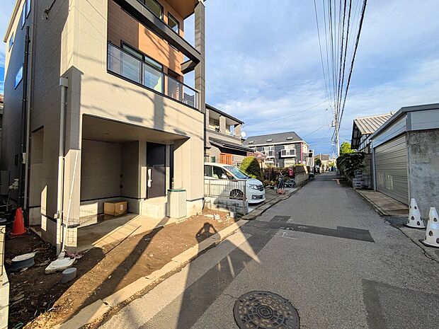 【前面道路】陽当りや通風性など各所に施された工夫で住みやすさを実現。部屋の大きさや周辺環境・街並など、資料には掲載していない情報が現地にはたくさんございます。是非ご確認下さい。