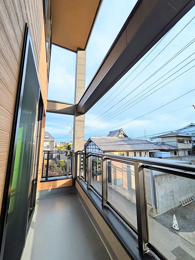 【Balcony】澄み切った青空と、心地良い風を感じるワイドバルコニー。