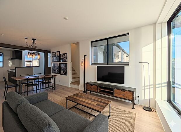 【リビングダイニング】シンプルなデザインの家は風情がある。住む人のこだわりを感じる。外観も内装もいたってシンプル。居心地がよく、家事や趣味、子育てなどにも集中できる。家も人間も熟成するほどシ…