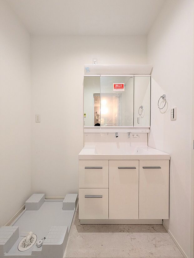 【脱衣場】脱衣所、洗面所は小さなプライベートスペース。歯磨き、洗顔と毎日施す個人空間。換気も設置して、熱気などを開放して、爽やかなスペースになるように設計されています。