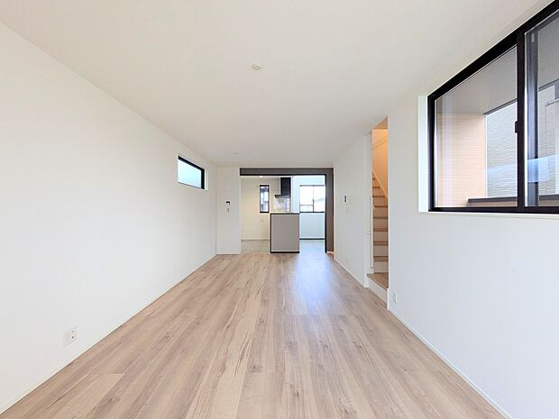 【ダイニング】忙しい朝でも家族揃って食事をしたいゆとりあるダイニングスペース。