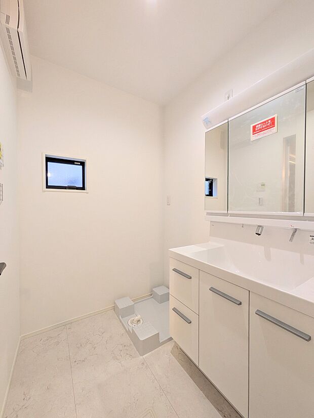 【ランドリースペース】毎日使う洗濯機。しっかりと奥行きのある置き場が確保されています。