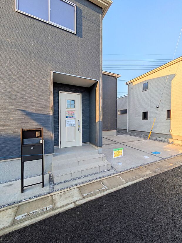 玄関へのアプローチ。居住者の帰り、訪れる方を優しく迎える・安らぎに満ちた生活空間を予感させる。健やかな暮らしを楽しめそう。