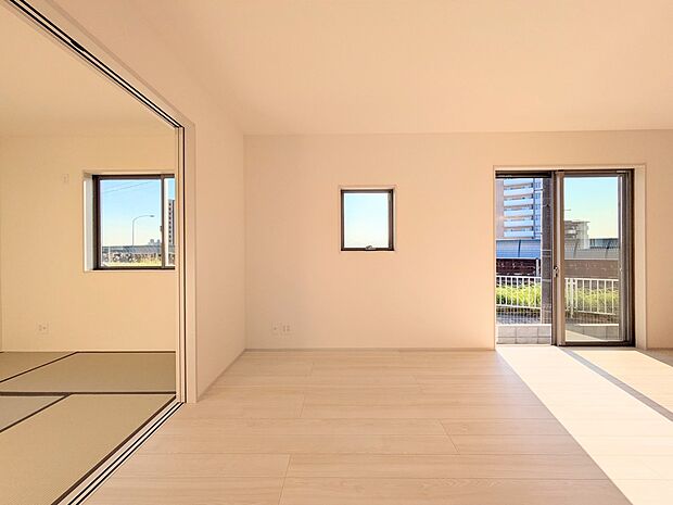 【リビング】 整然とした空間演出、快適な理想の暮らしの実現は家のみの拘りではなく、そこで暮らす方々にとって素敵な環境であることも挙げられると思います。四季折々の変化が奏でる鼓動を楽しんで下…