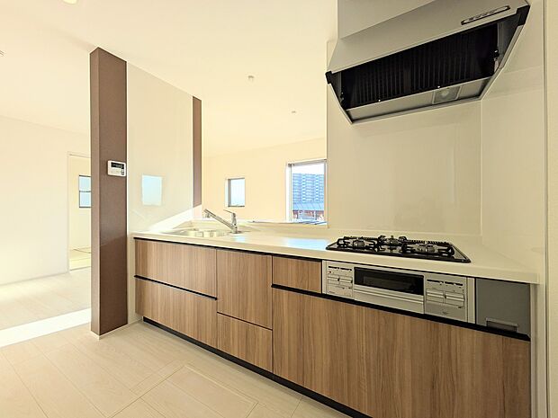 【キッチン】三口コンロで料理の幅を拡げてくれる使いやすいシステムキッチンを採用。洗い場も大きいので野菜や食器を洗ったりする際にも捗り、奥様の強い味方となってくれるはずです。