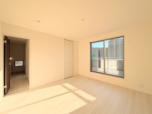 【寝室】充実した生活は伸びやかな居室空間から始まります。快適に・伸びやかに。心の潤いを求める方々へ。