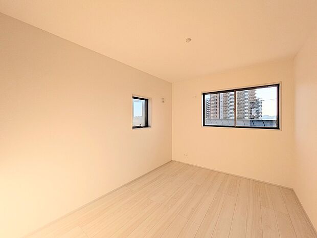 【Room-洋室-】 快適に過ごす条件は、一人ひとり違います。だからこそ飾り過ぎないシンプルな内装と偏り過ぎないデザインで統一しました。暮らしの中でオーナー様だけの【マイホーム】に創り上げ…