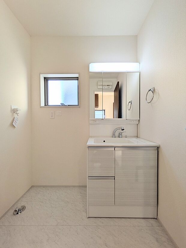 【洗面台】大きく見やすい三面鏡で清潔感ある洗面台は、身だしなみチェックや肌のお手入れに最適です。