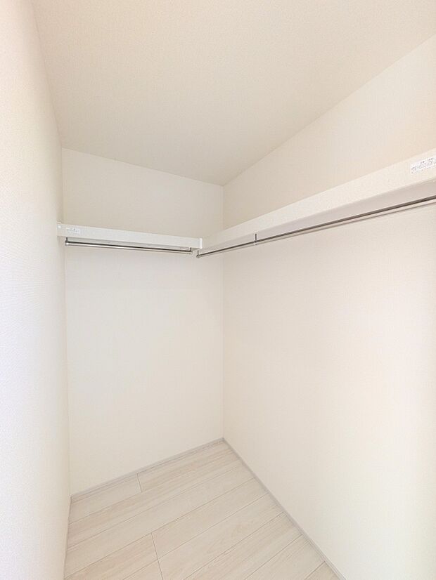 【WIC(ウォークインクローゼット)】たくさんの洋服をかけてもシワになりにくいウォークインクローゼット。洋服以外にも、普段使わない家電やスーツケース、ストック品など何でも片付く嬉しい空間です…