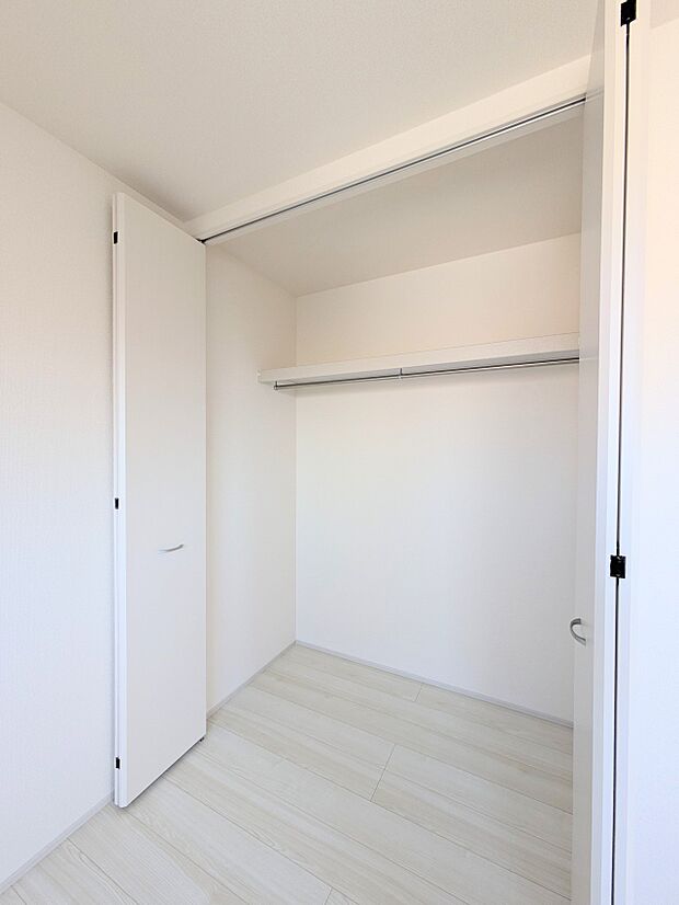 【収納】各所に配置された収納スペースは、洋服や小物はもちろんのこと、掃除機や日用予備品・お子様のおもちゃなど様々な物を収納して頂ける便利なスペースです。