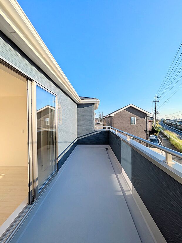 【Balcony-バルコニー】澄み切った青空と、心地良い風を感じるワイドバルコニー。