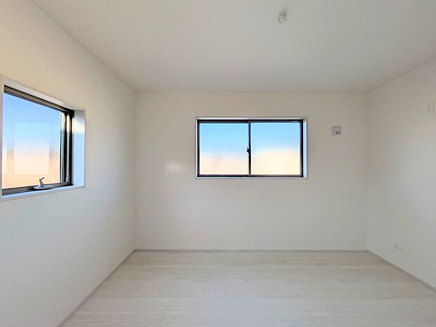 整然とした空間演出、快適な理想の暮らしの実現は家のみの拘りではなく、そこで暮らす方々にとって素敵な環境であることも挙げられると思います。四季折々の変化が奏でる鼓動を楽しんで下さい。