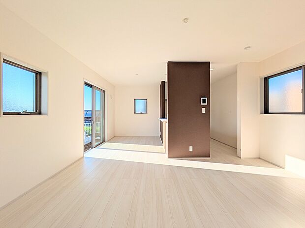 【リビングダイニング】リビングにいるお子様と会話をしながら家事ができるカウンターキッチン。いま手があいているか、忙しそうなのか相手の様子を伺いながらコミュニケーションをとる訓練にもなります。…