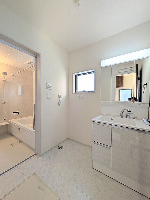 【Laundry space】毎日使う洗濯機。しっかりと奥行きのある置き場が確保されています。