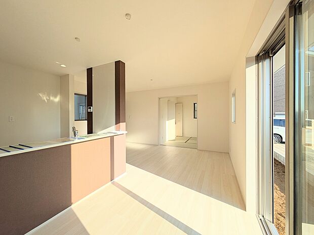 【ダイニング】広々としたリビングダイニング。ゆったりとしたキッチン。生活動線をLDK に集中させ、ご家族が過ごしやすい空間設計にしました。