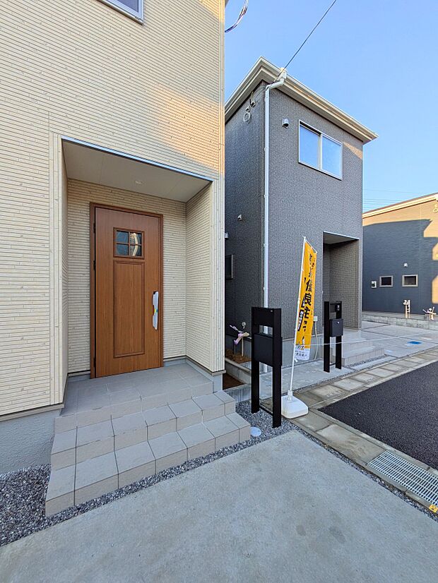 上質感漂う玄関へのアプローチ。居住者の帰り、訪れる方を優しく迎える・安らぎに満ちた生活空間を予感させる。健やかな暮らしを楽しめそう。