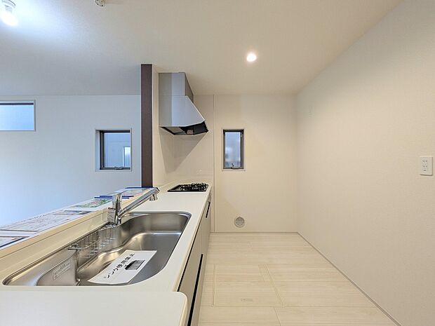 【キッチン】カウンターキッチンは広くて収納力もあるので、快適に料理をすることができます。食器や炊事用具を手の届くところに配置しやすいため調理もスピーディーですよ。