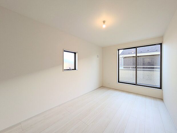 【寝室】シンプルな内装はおしゃれのポイントです。シンプルは華美より飽きがこないからです。色や模様でおしゃれ感をだす。それがシンプルイズビューティーです。