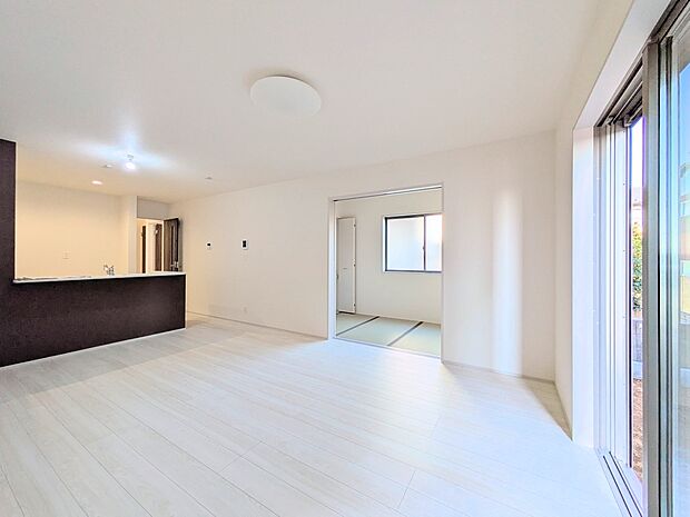 【リビングダイニング】シンプルなデザインの家は風情がある。住む人のこだわりを感じる。外観も内装もいたってシンプル。居心地がよく、家事や趣味、子育てなどにも集中できる。家も人間も熟成するほどシ…