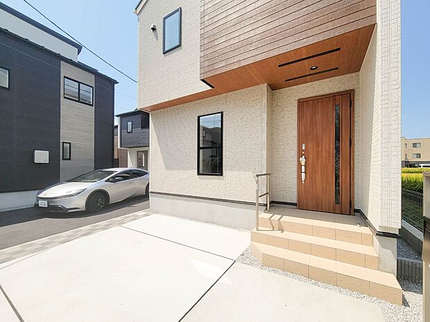 1号棟【玄関】こちらの物件が少しでも気になるようでしたら、お気軽にお問合せください。人生でいちばん大きなお買い物ですので、ゆっくりご見学ください。ネット上の画像と実際の見学では、リアル感がま…