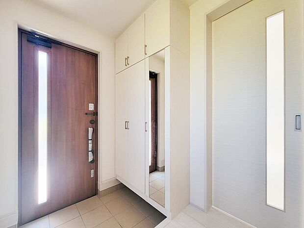 1号棟【シューズボックス（下駄箱）】  大型のシューズボックスには靴やブーツ、サンダルはもちろん、ハンカチや手袋、バック類などのお出かけ用品、印鑑や朱肉なども収納可能です。