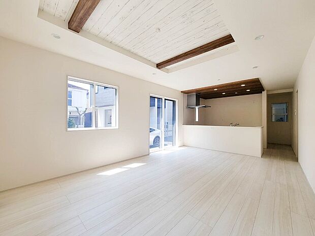 1号棟【15.625帖のLDK】  整然とした空間演出、快適な理想の暮らしの実現は家のみの拘りではなく、そこで暮らす方々にとって素敵な環境であることも挙げられると思います。四季折々の変化が奏…