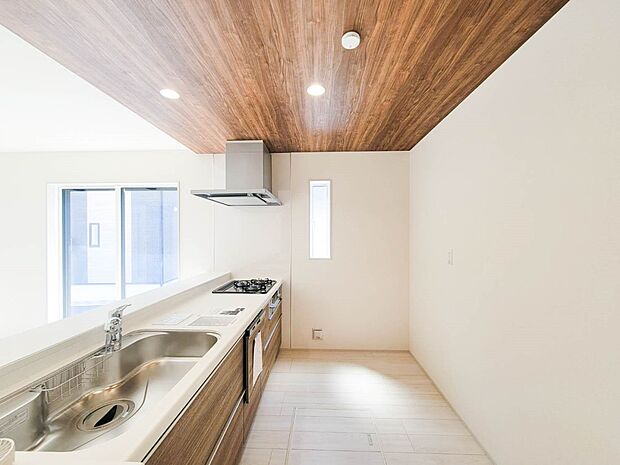 1号棟【キッチン】ナチュラルな自然光の中での調理。お洒落な食器類を余裕で収納できるスペース。動きやすい女性目線のキッチン動線。これからはお料理をつくる時間が劇的に変わります。