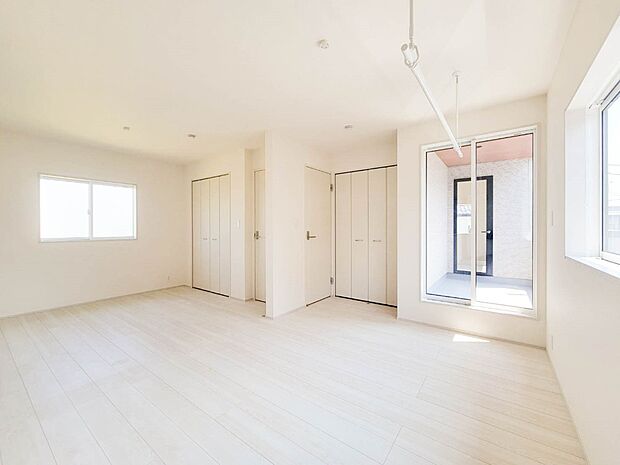 1号棟【5.53帖洋室-】  快適に過ごす条件は、一人ひとり違います。だからこそ飾り過ぎないシンプルな内装と偏り過ぎないデザインで統一しました。暮らしの中でオーナー様だけの【マイホーム】に創…