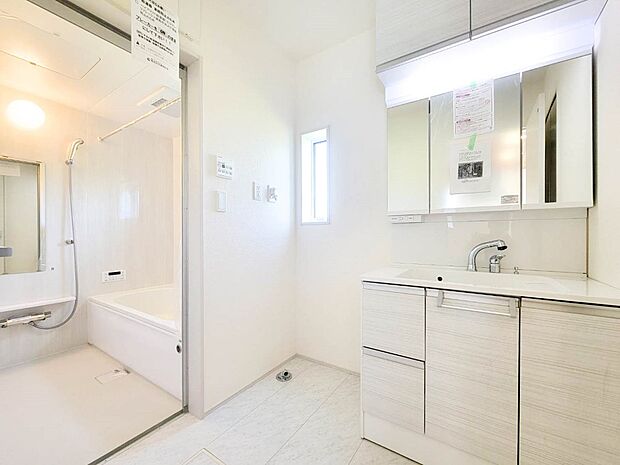 1号棟【洗面台】 十分な大きさの洗面台は、身だしなみチェックや歯磨きなど、朝の慌ただしい時間でもホテルライクなスペースで余裕とゆとりを感じて頂けます。