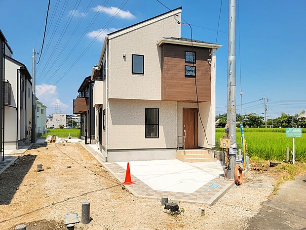 1号棟【前面道路】道路幅：0.9ｍ・3.7ｍ、アスファルト舗装、東側公道、南側法定外道路