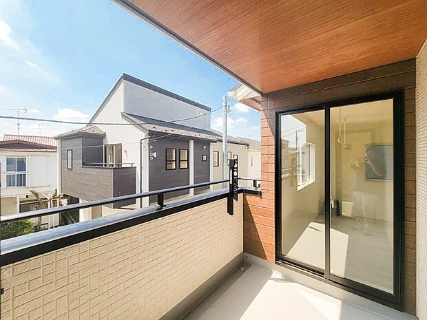 1号棟【バルコニー】  バルコニーから差し込む陽光・通風は、住環境・快適性と共に有り続ける貴重な「財産」です。