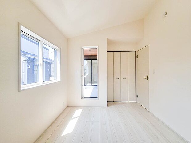 1号棟【5.18帖洋室】  シンプルにデザインされた室内。家具やレイアウトでお好みの空間に。