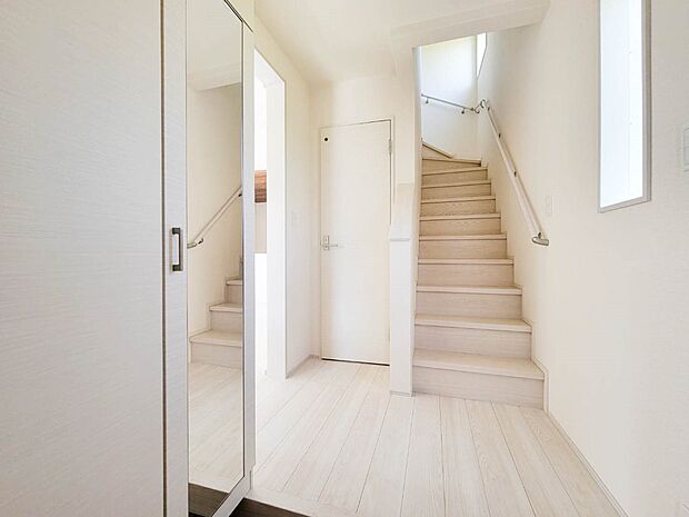 1号棟【手すり付階段】手すりがないと階段の昇り降りで危険なことはもちろん、壁に手をつきながら歩くことで壁紙が汚れやすくなります。すべての方に快適に昇り降りしていただくため、手すりを設置しまし…