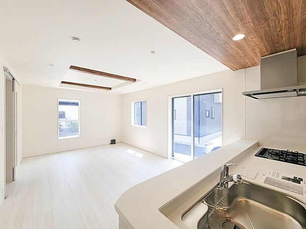 1号棟【ダイニングキッチン】会話でホッとコミュニケーションできるリビング。料理でホッとハピネスになるキッチンなど。人をホッとさせる最新設備・仕様を採用しています。