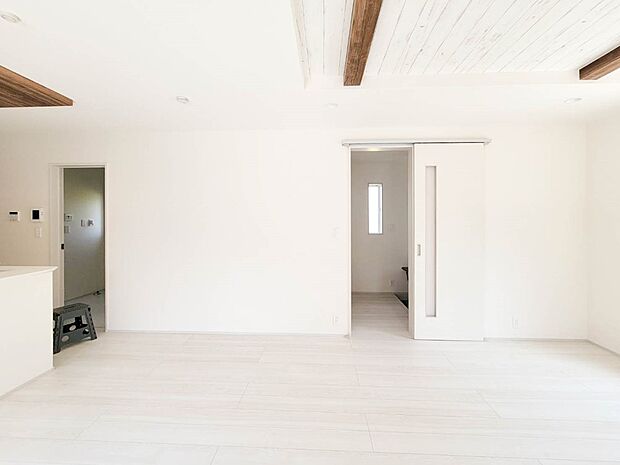 1号棟【Dining】ダイニングテーブルを置いても十分な広さが確保されています。