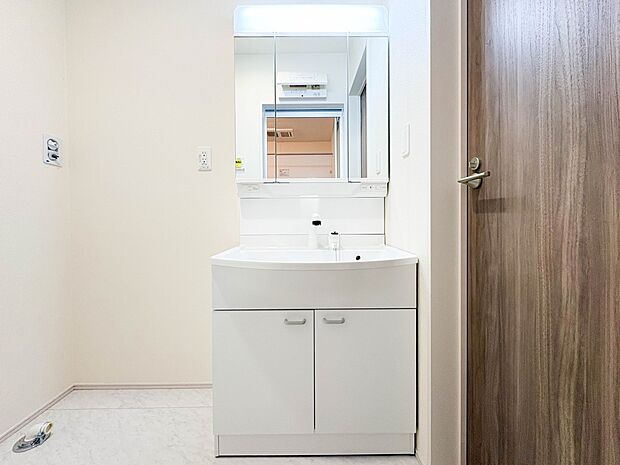 【洗面台】 十分な大きさの洗面台は、身だしなみチェックや歯磨きなど、朝の慌ただしい時間でもホテルライクなスペースで余裕とゆとりを感じて頂けます。