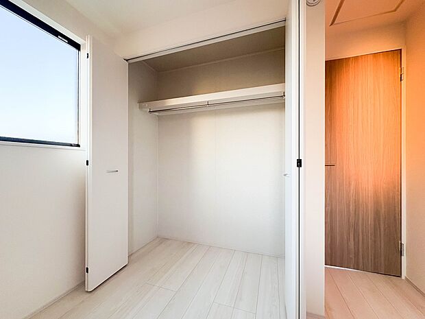 【WIC（ウォークインクローゼット）】  たくさんの洋服をかけてもシワになりにくいウォークインクローゼット。洋服以外にも、普段使わない家電やスーツケース、ストック品など何でも片付く嬉しい空間…