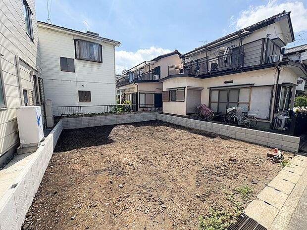 【現地外観】周辺は車通りが少なく閑静な住宅街です。