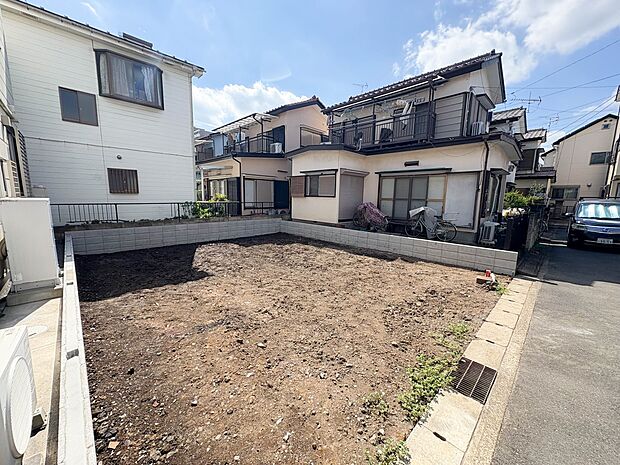 【前面道路含む現地外観】車の通行が少ないので、静かな住環境を維持することができます。
