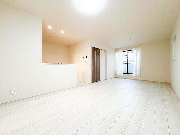 【LDK16.6帖】シンプルなデザインの家は風情がある。住む人のこだわりを感じる。外観も内装もいたってシンプル。居心地がよく、家事や趣味、子育てなどにも集中できる。